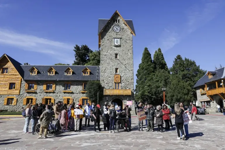 La marcha tuvo lugar en el Centro Cívico de Bariloche. 