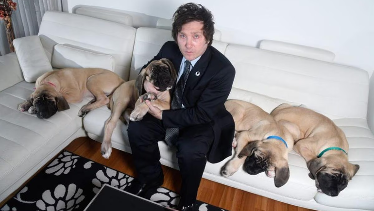 Javier Milei mostró el avance de los caniles para sus perros en Olivos
