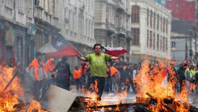 Por la represión y los abusos, piden la renuncia del jefe de Carabineros