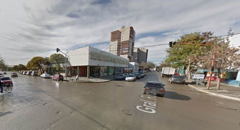 El ladrón le robo la bici a la joven en inmediaciones de la esquina de Saavedra y Roca de Cinco Saltos. El delincuente golpeó a los policías cuando lo atraparon.&nbsp;