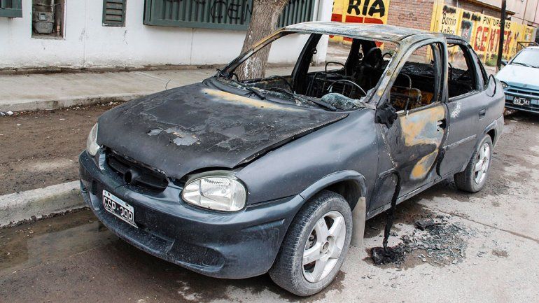 Destruyen un auto en un cobarde ataque incendiario