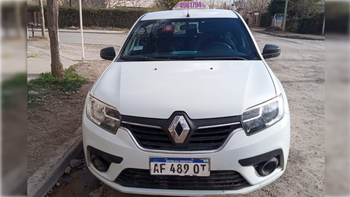 El taxi Renault Sandero se encontraba estacionado frente a la casa de la chofer.
