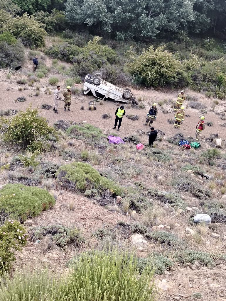 El conductor perdi&oacute; el control del veh&iacute;culo y cay&oacute; por un barranco m&aacute;s de 30 metros.&nbsp;