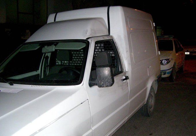 En la camioneta Fiorino se movilizaban las dos personas que están detenidas por haber disparado a una vivienda de la calle Falucho. 