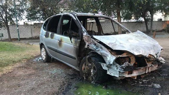Se incendió un auto y creen que fue una falla eléctrica