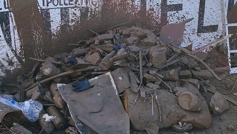 Las cisternas de agua del barrio 1200 contaban con una gran cantidad de residuos en su interior.