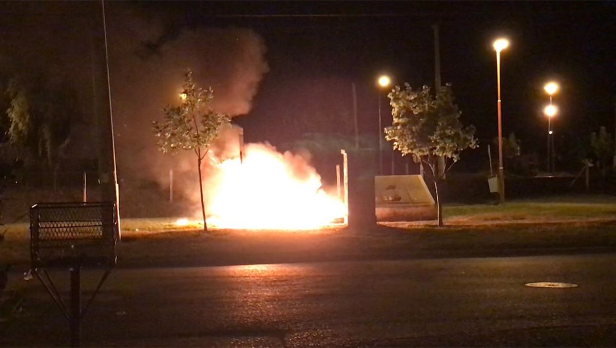¿Pirómano suelto?: ahora prendieron fuego contenedores de reciclaje