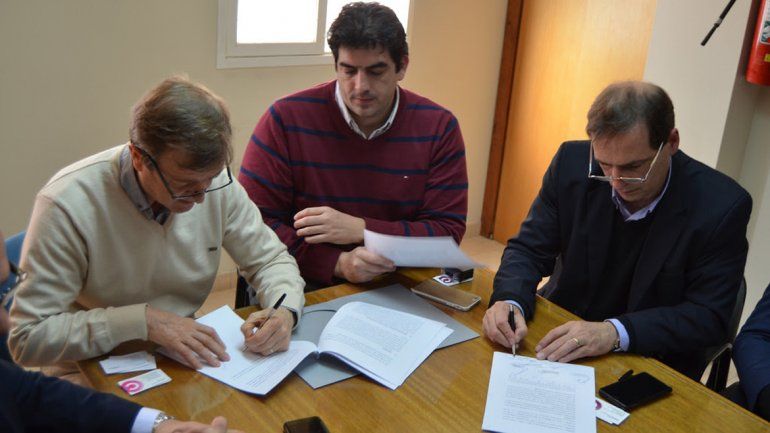 El acuerdo entre el gobierno municipal y la empresa telefónica se firmó ayer en Cipolletti.