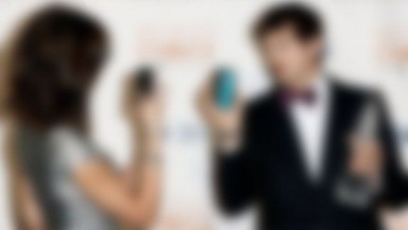 ¡De locos! Una estrella de cine publicó su celular en las redes