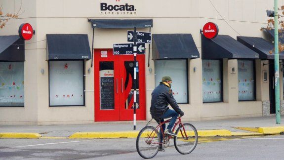 El centro cipoleño se apaga por el cierre de las confiterías