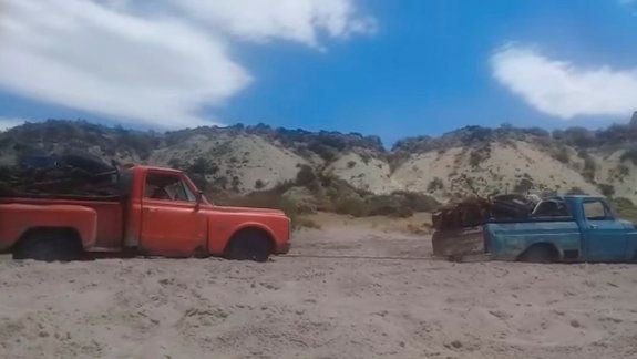 El rescate de la camioneta del amigo. Se rompió la Chevrolet al sur de Las Grutas, y la llevó de tiro hasta San Antonio.
