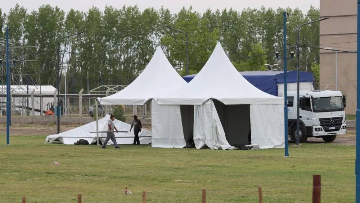 Ya se arman las globas para la Fiesta de la Sidra en Roca, en medio de una gran polémica.