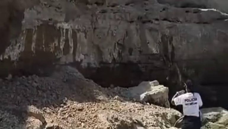 Un nuevo desprendimiento de rocas en la playa de Las Grutas alertó a los turistas en la zona de acantilados