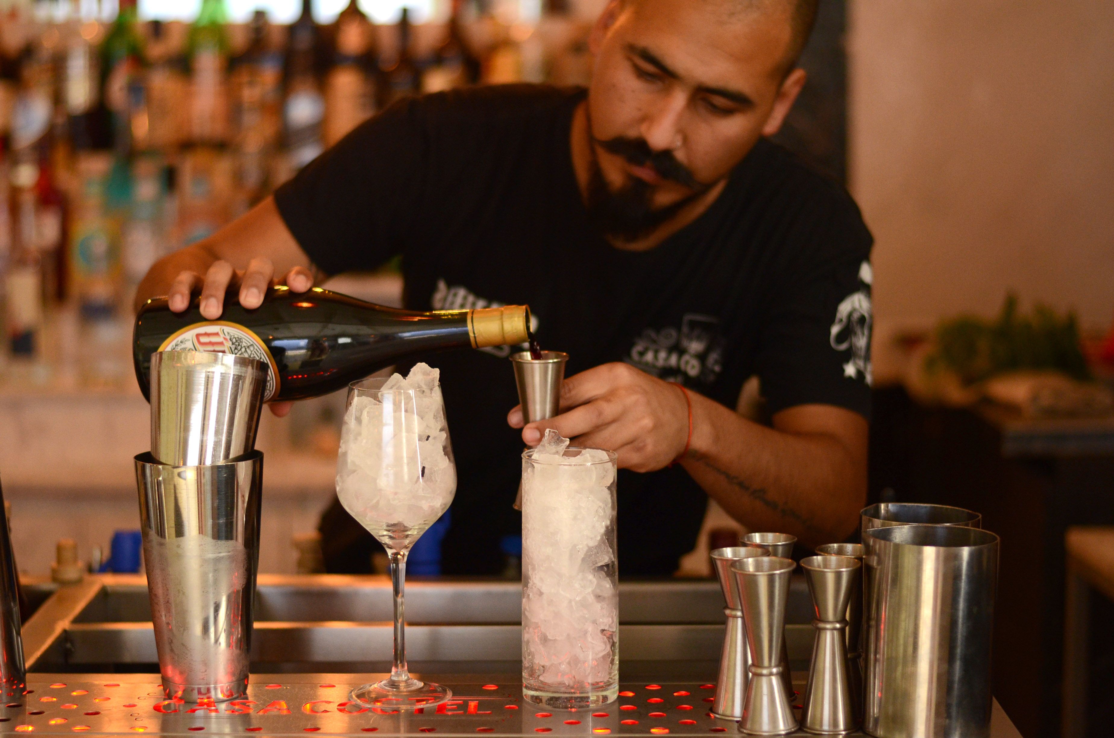 Tuvo que cerrar su bar y se reinventó con barras móviles para contagiar el amor por la coctelería