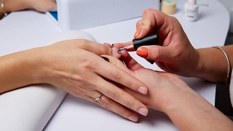 La nueva tendencia en las manos que domina el 2026 y usa Juliana Awada: qué son las uñas de jabón