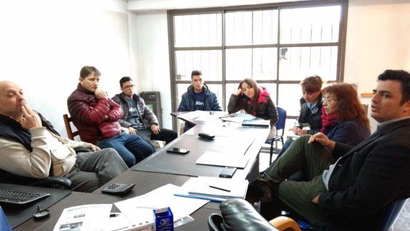 El delegado Juan Durán junto a jóvenes que participan en la propuesta.