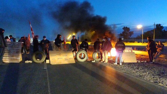 Trabajadores de Zanon bloquean Ruta 7 porque les cortaron la luz