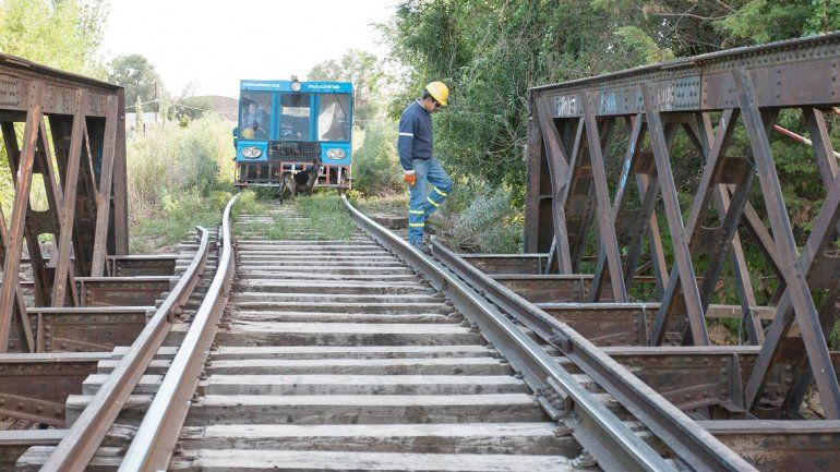 Operarios del servicio ferroviario trabajaron desde el martes para garantizar la seguridad en el puente.