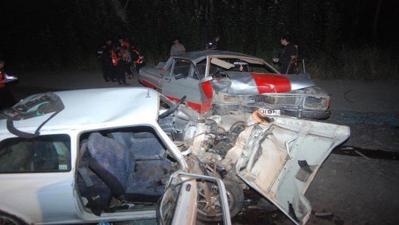 Dos automovilistas borrachos chocaron de frente y están vivos