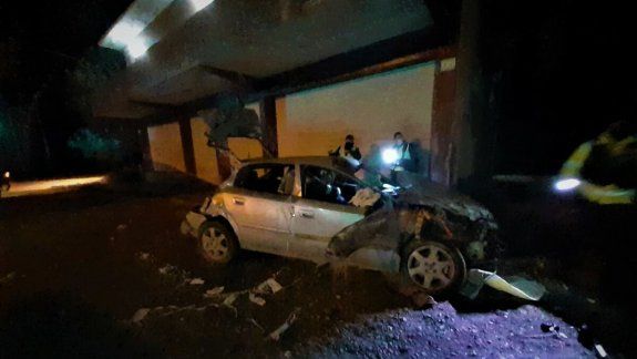 Chocó en auto contra una vaca y pelea por su vida