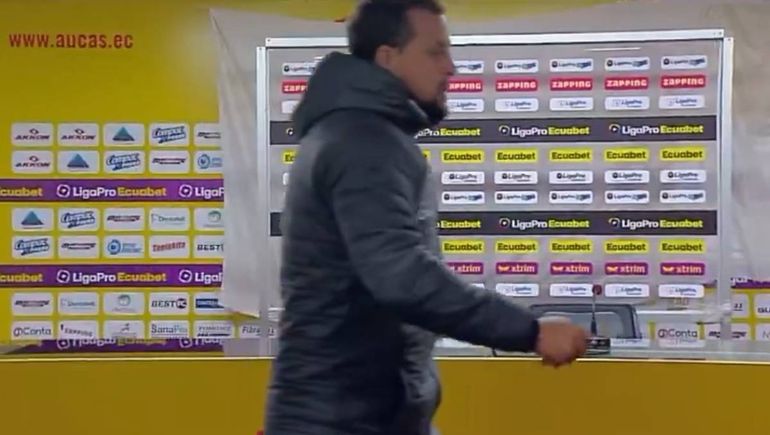 El DT argentino que se fue de una conferencia de prensa porque no había preguntas y renunció a su cargo