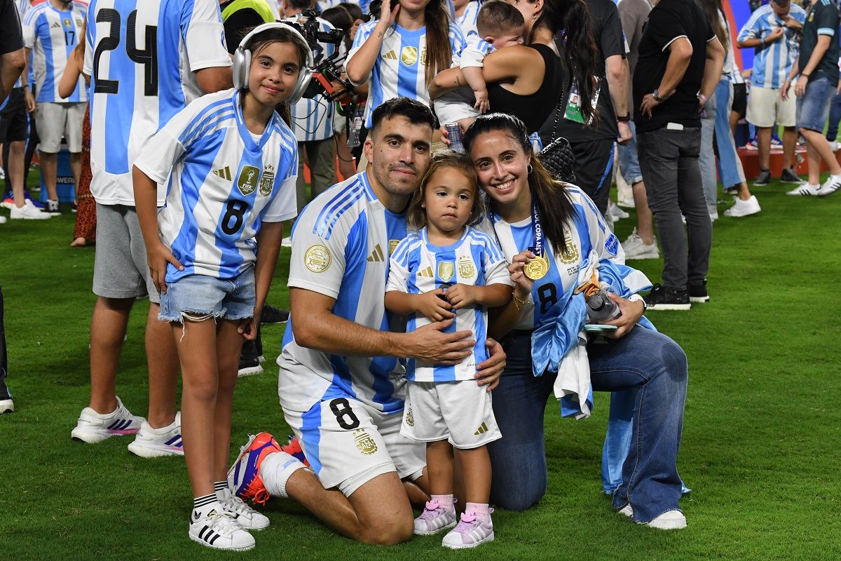 Marcos Acuña festejando con su familia en el campo de juego del Hard Rock Stadium de Miami. Fotos: Sergio Dovio&nbsp;