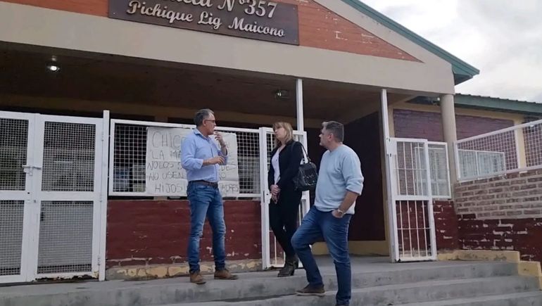 Por los tiroteos, una escuela tiene clases con custodia policial