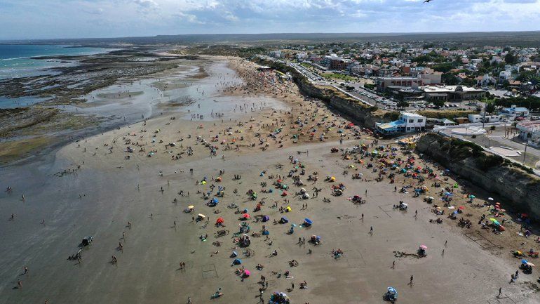 La imagen aérea muestra los vacíos en la playa. Preocupa la menor cantidad de visitante. Foto gentileza Sebastián Leal.  