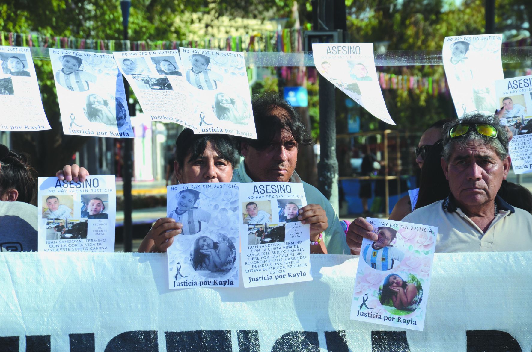 La familia de Kayla y su mamá pide justicia por la muerte de la pequeña.