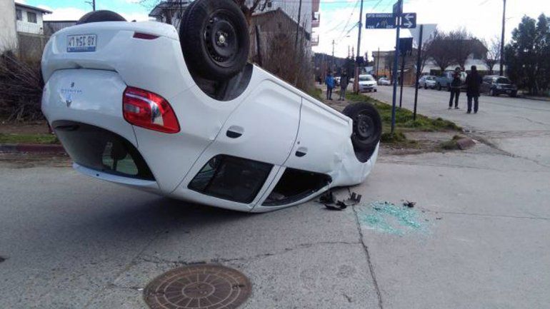 Impresionante vuelco de un auto en pleno centro de Bariloche Una camioneta impactó contra un auto y provocó un violento vuelco