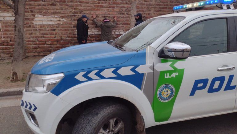 Adolescente le robó el celular a una mujer y un obrero lo atrapó en la huida