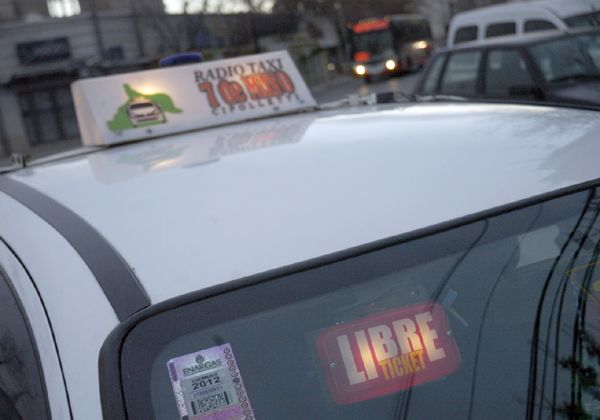 Denuncian agresión policial a taxista