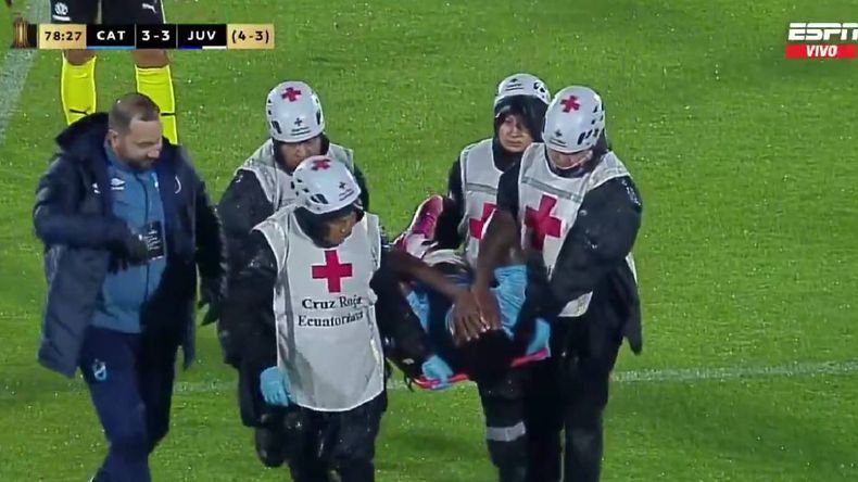 ¿La lesión más insólita del año? Un jugador panameño se lesionó festejando su gol y tuvo que salir en camilla | LMCipolletti.com ¿La lesión más insólita del año? Un jugador panameño se lesionó festejando su gol y tuvo que salir en camilla