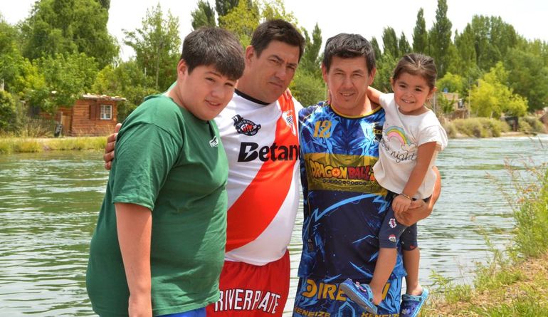 La misma sangre. Javier, junto a su hijo Dylan y César, con su pequeña Thais. 