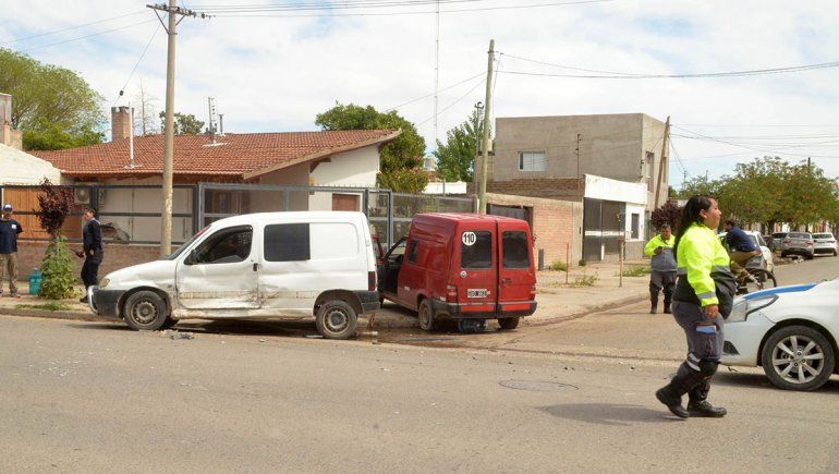 Brutal choque entre dos utilitarios en el barrio San Pablo