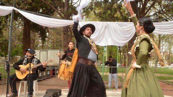 Invitan a participar de la Vigilia del 25, este sábado en el Complejo Cultural Cipolletti.