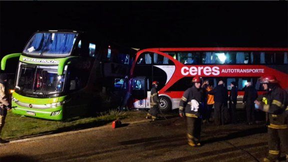 Chocaron dos micros en el cruce de las rutas 22 y 251