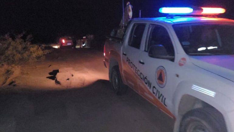 Se les enterró el auto en la Margen Sur y tuvieron que rescatarlos