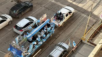Un grupo de vecinos salió por las calles de la ciudad a bancar a la Scaloneta de cara al partido por la semifinal del Mundial 2026. Foto: gentileza. Un grupo de vecinos salió por las calles de la ciudad a bancar a la Scaloneta de cara al partido por la semifinal del Mundial 2026. Foto: gentileza.