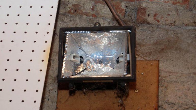 Un reflector de una vivienda se quemó tras el aumento de la tensión.