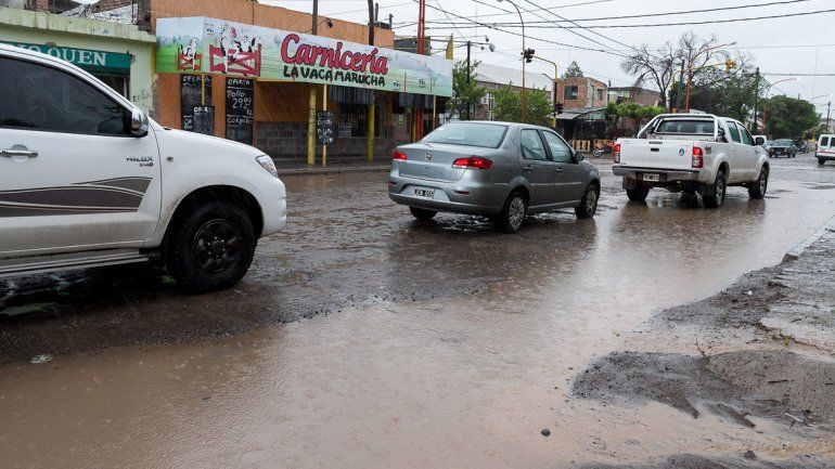 Sigue la lluvia y las calles de Cipolletti ya muestran complicaciones
