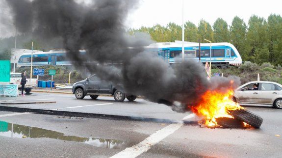 La protesta de ATE en los puentes, generó serios trastornos. Sólo cruzaron libremente los usuarios del tren.