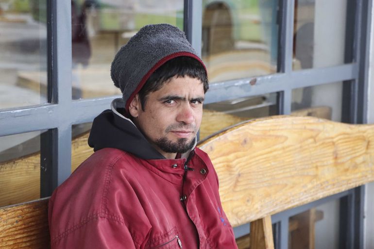 Cristian en el banco de la terminal. Espera poder partir a Tucum&aacute;n.