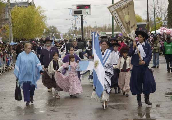 Multitudinario desfile por el Centenario en Allen
