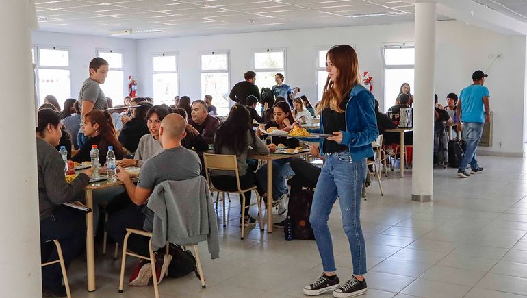 Son cada vez más los estudiantes que almuerzan en el comedor universitario de las facultades locales de la Universidad Nacional del Comahue.