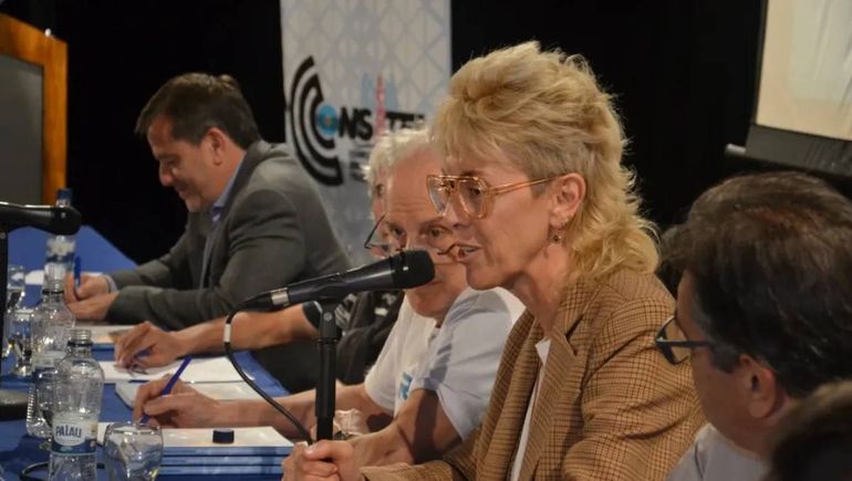 La senadora por Río Negro Silvina García Larraburu presentó un proyecto para permitir la eutanasia en Argentina. La senadora por Río Negro Silvina García Larraburu presentó un proyecto para permitir la eutanasia en Argentina.