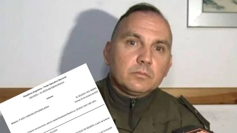 El gendarme de El Bolsón con la notificación que envió a su superior. Foto Google.