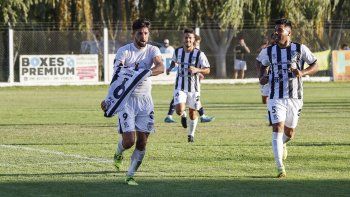 Zárate y Mellado, los autores de los goles y el festejo por el tercero.