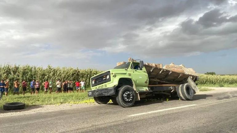 La conductora transitaba por la Ruta 22 con 1300 bultos de fruta cuando fue impactada por una camioneta.&nbsp;
