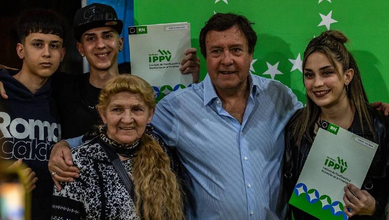 El gobernador Alberto Weretilneck entregó la documentación del terreno propio a 270 familias.